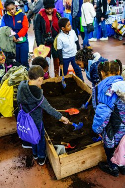 Çocuklar Toprağı Kazıyor