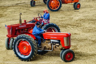 Traktör Meydanı Dansı