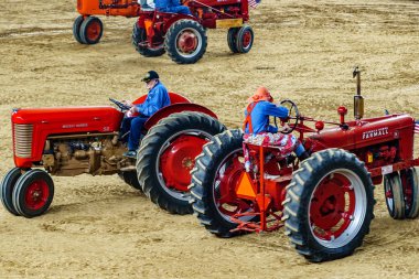 Traktör Meydanı Dansı 