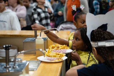 Taze Kızartmalara Katsup Ekleniyor