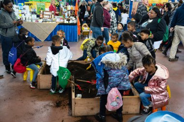 Toprağı kazmakla meşgul.