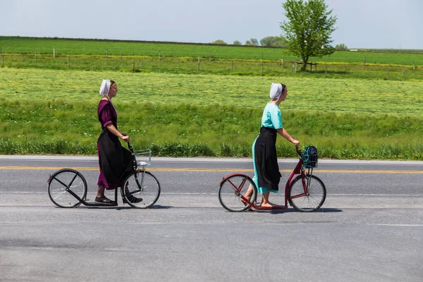 Las mujeres amish usan scooters de bicicleta —  Fotos de Stock