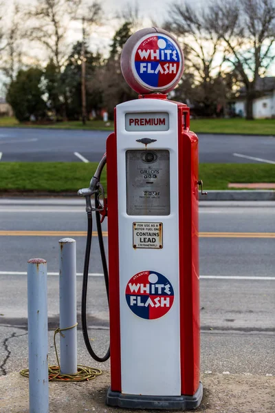 A fehér villanó gázszivattyú — Stock Fotó