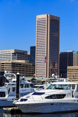 Rıhtımın İçindeki Limanda Tekneler 