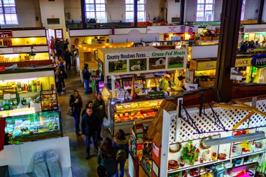 Lancaster Merkez Pazarı 'nda alışveriş yapanlar.