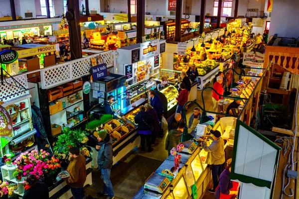 Acquirenti al mercato centrale di Lancaster — Foto Stock