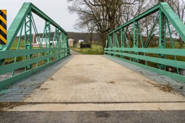 Goodville, PA / USA - 19 Nisan 2020: 1898 yılında inşa edilen Iron Bridge Road Bridge, Lancaster County, Pennsylvania 'da kalan en eski pin bağlantılı Pratt Truss karayolu köprüsü..