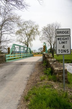 Goodville, PA / USA - 19 Nisan 2020: 1898 yılında inşa edilen Iron Bridge Road Bridge, Lancaster County, Pennsylvania 'da kalan en eski pin bağlantılı Pratt Truss karayolu köprüsü..