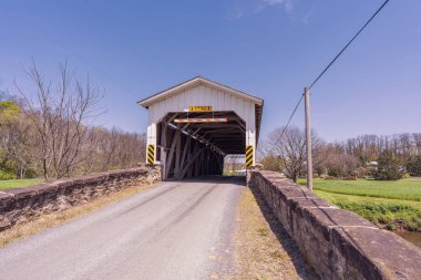 Harrisburg, PA, ABD - 15 Mayıs 2020: Binlerce kişi Pennsylvania Valisi Tom Wolfs 'un karantina altına alınmasını protesto etmek ve eyaletin yeniden açılmasını talep etmek için Meclis Binası' nda toplandı.