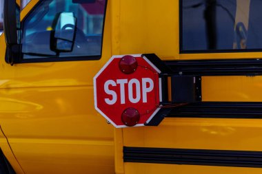 Mohnton, PA / USA - 2 Mayıs 2020: Berks County, Pennsylvania 'da bir okul otobüsündeki dur işaretinin yakın görüntüsü.