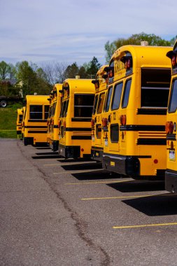 Mohnton, PA / USA - 2 Mayıs 2020: Berks County, Pennsylvania 'da park halindeki okul otobüslerinin arka görüntüsü.