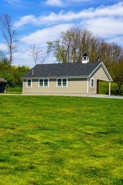 Narvon, PA / USA - 3 Mayıs 2020: Amiş toplumu tarafından kırsal Lancaster County 'de gençliklerini eğitmek için kullanılan küçük bir okul binası.