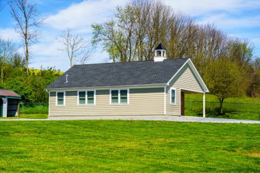 Narvon, PA / USA - 3 Mayıs 2020: Amiş toplumu tarafından kırsal Lancaster County 'de gençliklerini eğitmek için kullanılan küçük bir okul binası.