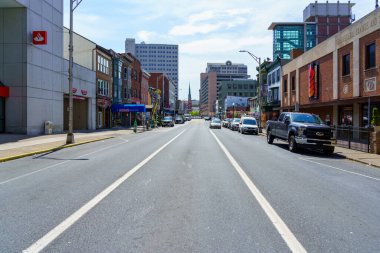 Harrisburg, PA / USA - 15 Mayıs 2020: Şehrin şehir merkezindeki İkinci Cadde manzarası.