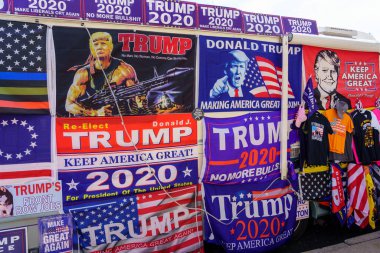 Harrisburg, PA / USA - 15 Mayıs 2020: Başkent binasının önünde park edilmiş büyük bir karavan Trump 2020 kampanya işaretlerini sergiliyor.
