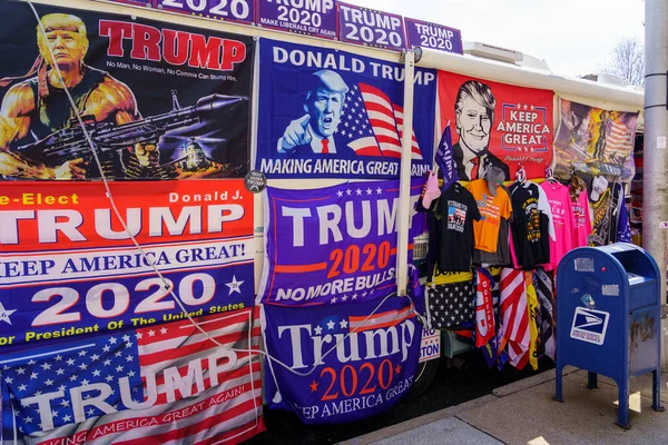 Harrisburg, PA / USA - 15 Mayıs 2020: Başkent binasının önünde park edilmiş büyük bir karavan Trump 2020 kampanya işaretlerini sergiliyor.