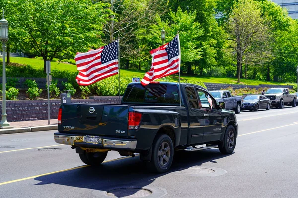 ハリスバーグ Usa 2020年5月15日 州議事堂近くの街を走行中に2本のアメリカ国旗が掲揚されるピックアップトラック — ストック写真