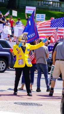 Harrisburg, PA, ABD - 15 Mayıs 2020: Binlerce kişi Pennsylvania Valisi Tom Wolfs 'un karantina altına alınmasını protesto etmek ve eyaletin yeniden açılmasını talep etmek için Meclis Binası' nda toplandı.