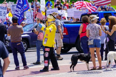 Harrisburg, PA, ABD - 15 Mayıs 2020: Binlerce kişi Pennsylvania Valisi Tom Wolfs 'un karantina altına alınmasını protesto etmek ve eyaletin yeniden açılmasını talep etmek için Meclis Binası' nda toplandı.