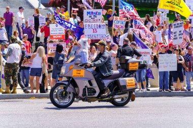 Harrisburg, PA, ABD - 15 Mayıs 2020: Binlerce kişi Pennsylvania Valisi Tom Wolfs 'un karantina altına alınmasını protesto etmek ve eyaletin yeniden açılmasını talep etmek için Meclis Binası' nda toplandı.