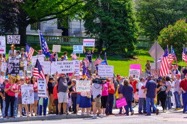 Harrisburg, PA, ABD - 15 Mayıs 2020: Binlerce kişi Pennsylvania Valisi Tom Wolfs 'un karantina altına alınmasını protesto etmek ve eyaletin yeniden açılmasını talep etmek için Meclis Binası' nda toplandı.