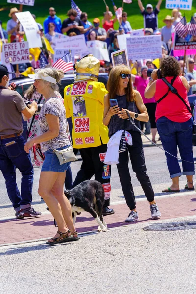 Harrisburg, PA, ABD - 15 Mayıs 2020: Binlerce kişi Pennsylvania Valisi Tom Wolfs 'un karantina altına alınmasını protesto etmek ve eyaletin yeniden açılmasını talep etmek için Meclis Binası' nda toplandı.