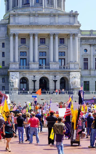 Harrisburg, PA, ABD - 15 Mayıs 2020: Binlerce kişi Pennsylvania Valisi Tom Wolfs 'un karantina altına alınmasını protesto etmek ve eyaletin yeniden açılmasını talep etmek için Meclis Binası' nda toplandı.