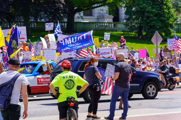 ハリスバーグ 2020年5月15日 何千人もの人々がペンシルベニア州知事トム ウォルフスに抗議するためにキャピトルビルに集まりました隔離閉鎖を続け 州の再開を要求しました — ストック写真
