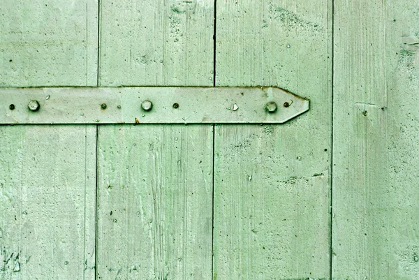 Charnière métallique rouillée sur la porte du hangar en bois . — Photo