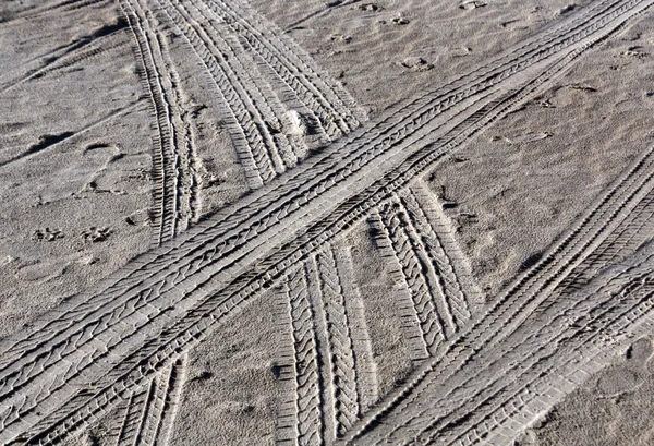 Ślady opon na piasku. — Zdjęcie stockowe