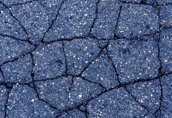 青いアスファルト表面のひび. — ストック写真