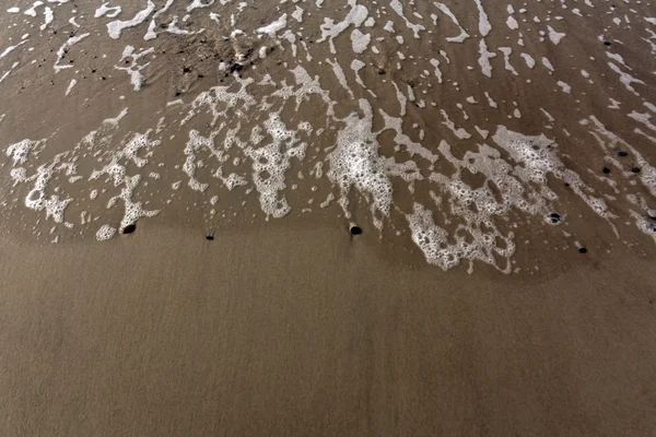 Morza brzeg fala i sandy. — Zdjęcie stockowe