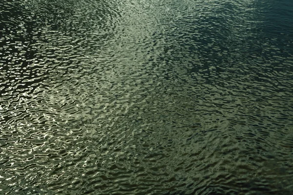 Água no rio com ondas pequenas . — Fotografia de Stock