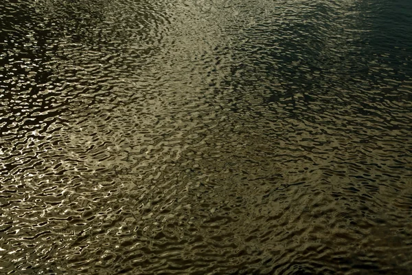 Wasser im Fluss mit kleinen Wellen. — Stockfoto