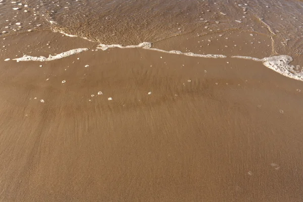 海の波と砂浜の海岸. — ストック写真