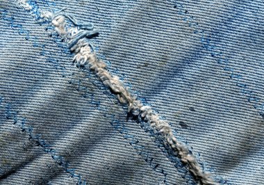 Yaşlı kaba dikiş ile aşınmış kot pantolon kirli.