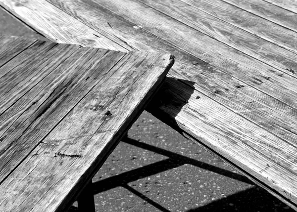 Deux tables en bois grunge et ombre sur asphalte en noir et blanc — Photo