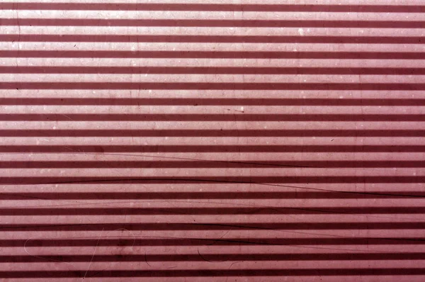 Гофрированная красная тонированная металлическая поверхность . — стоковое фото