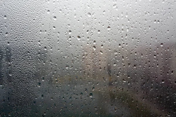 Regentropfen auf Fenster in Großaufnahme. — Stockfoto