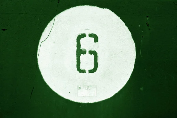 Nummer sechs an Metallwand in grünem Ton. — Stockfoto