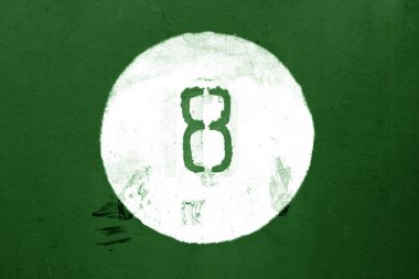 Sekiz yeşil tonlu metal duvar üzerinde numara. 