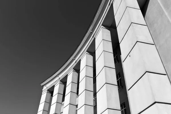 Черно-белое здание с колоннами . — стоковое фото