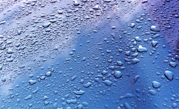 Gotas de chuva na superfície de metal azul . — Fotografia de Stock