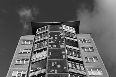 Eski siyah beyaz bina konut