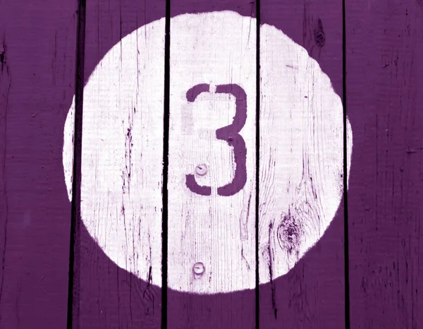 Numero tre su parete in legno color magenta . — Foto Stock