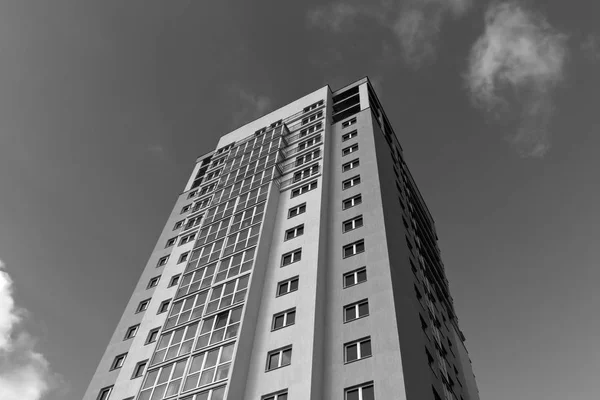 Edifício residencial moderno em preto e branco. Minsk, Bielorrússia — Fotografia de Stock