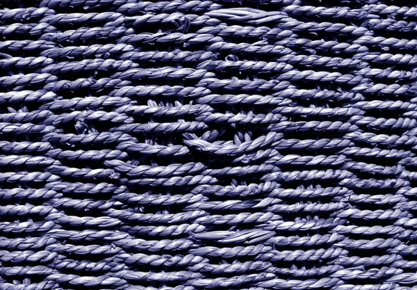 Ψάθινο καλάθι σε μπλε χρώμα — Φωτογραφία Αρχείου