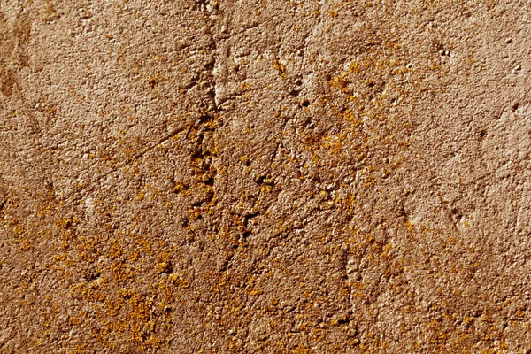 Wyblakły zardzewiały ściana pomarańczowy cementu z mchem. — Zdjęcie stockowe