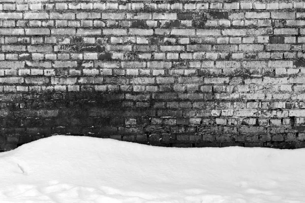 Грубая кирпичная стена текстура и куча снега . — стоковое фото