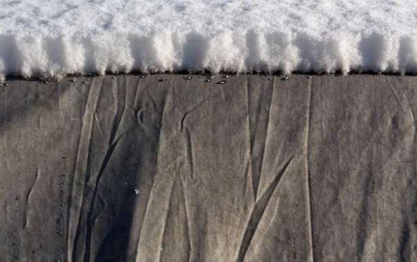 Neige sur la voiture couverte de tente grise . — Photo